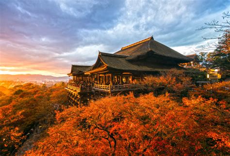  Kiyomizu-dera Temple Resplendent With Vivid Colors and Serene Landscapes!